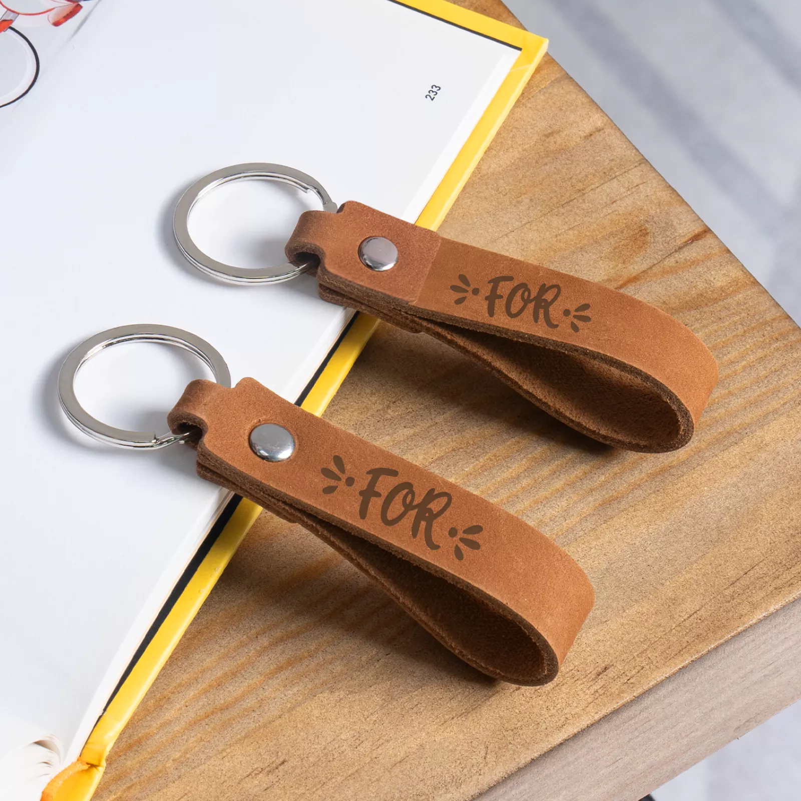 Porte-clés fin en cuir véritable marron (10 pcs) - Image 2